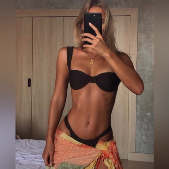 WEWOREWHAT Claudia Top in Black - Picture 15 of 15